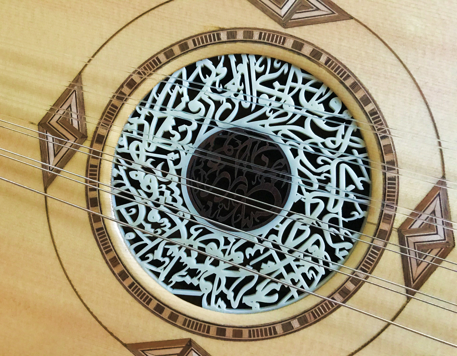 ウードのサウンドホールがアラビア書道だった: トウシロウの民族楽器blog